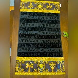 VERSACE BAROCCO HAND TOWEL IN GREAT PRE OWNED CONDITION